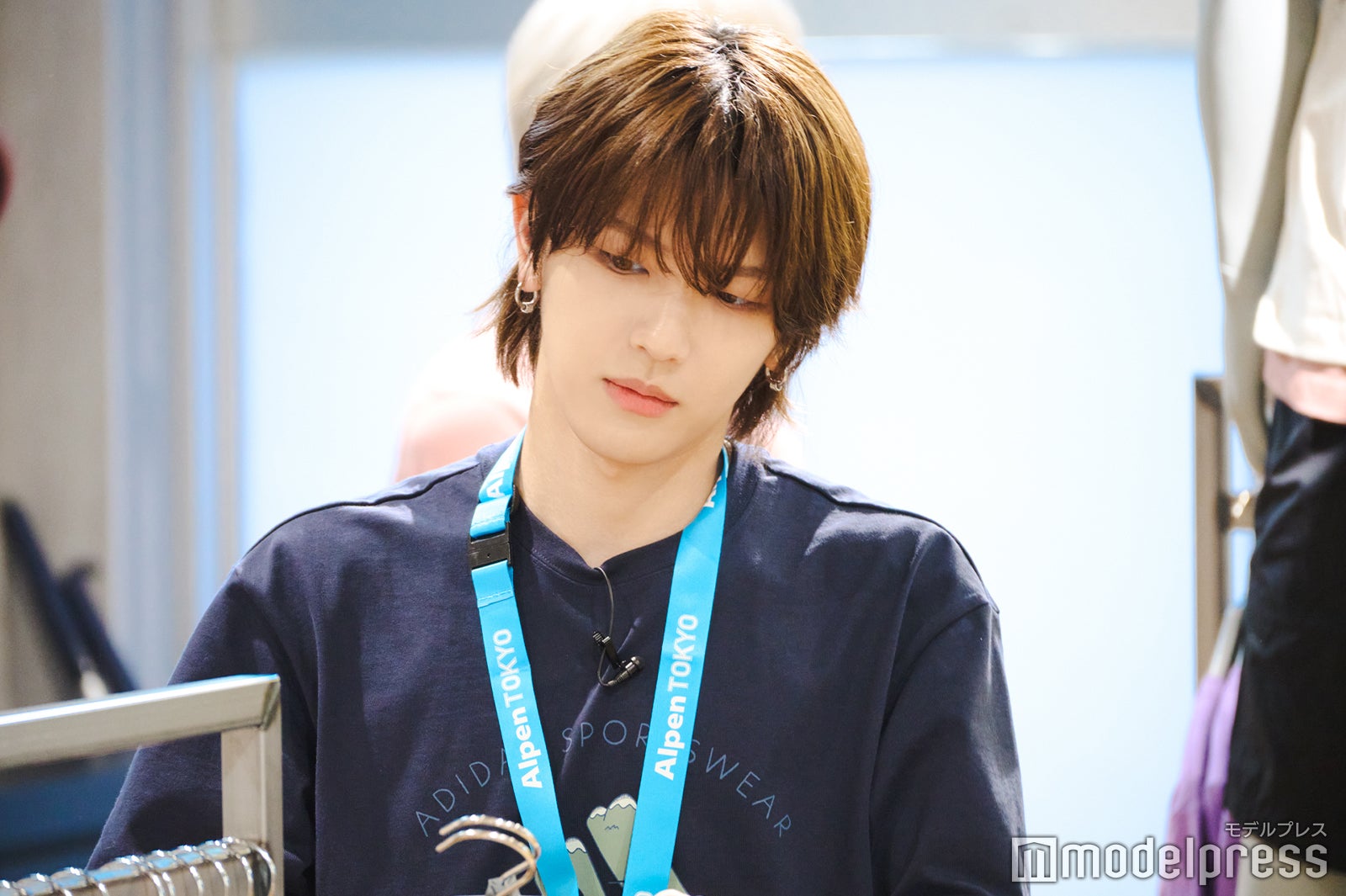 真剣におすすめするTシャツを選ぶ高塚（C）モデルプレス