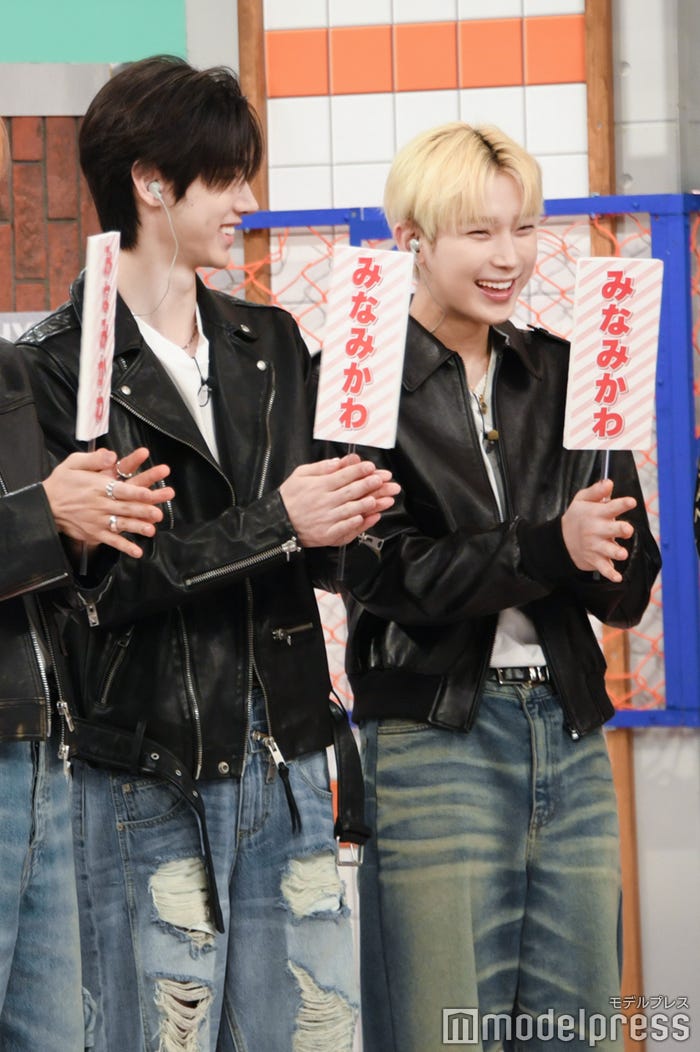 札を持って遊ぶSUNGHOON(ソンフン)、SUNOO(ソヌ)(C)モデルプレス