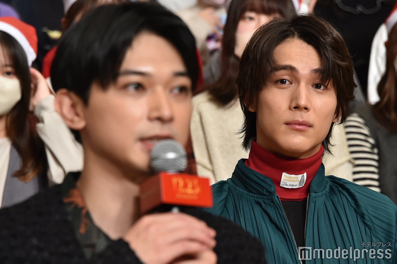 吉沢亮を見つめる中川大志（C）モデルプレス