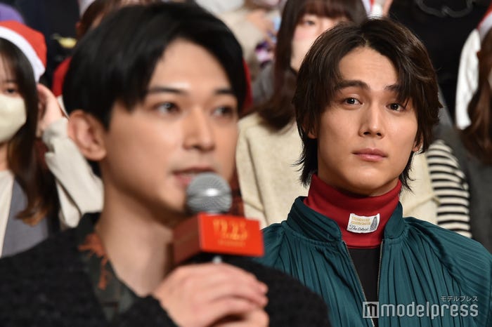 吉沢亮を見つめる中川大志(C)モデルプレス