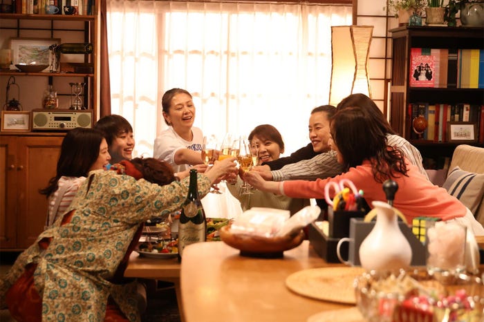 内田有紀、佐津川愛美、白本彩奈、小泉今日子、飯島直子、渡辺真起子、石田ひかり、森口博子「続・続・最後から二番目の恋」第7話(C)フジテレビ