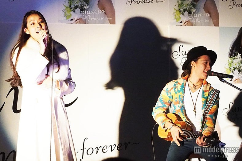 すみれ（左）、平井大（右）