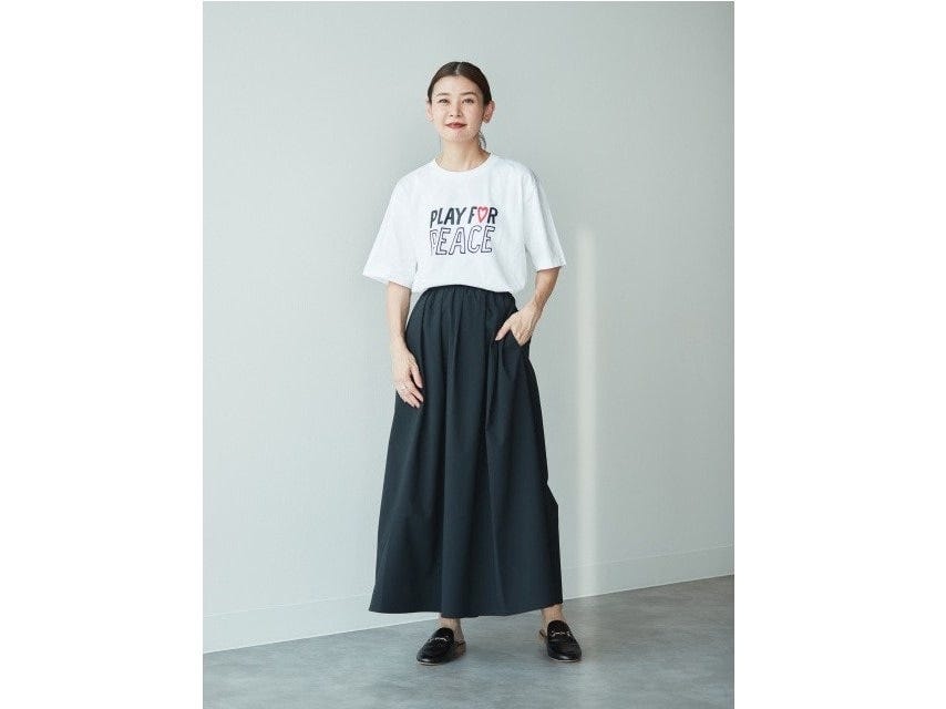 夏はゆったりTシャツと合わせて大人カジュアルコーデに　出典：StyleHint