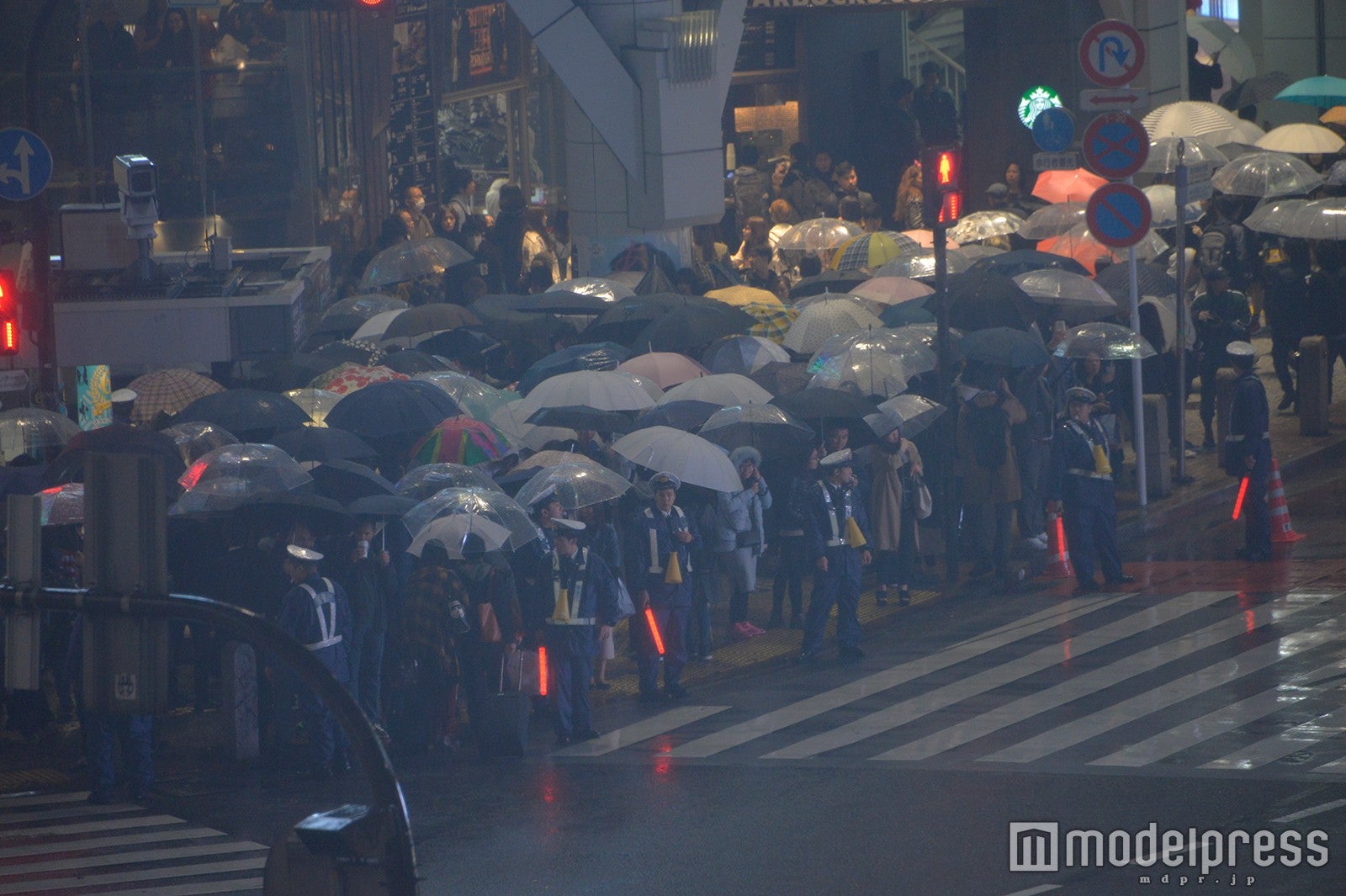 トラブル防止のため警察官が警備にあたっている （C）モデルプレス