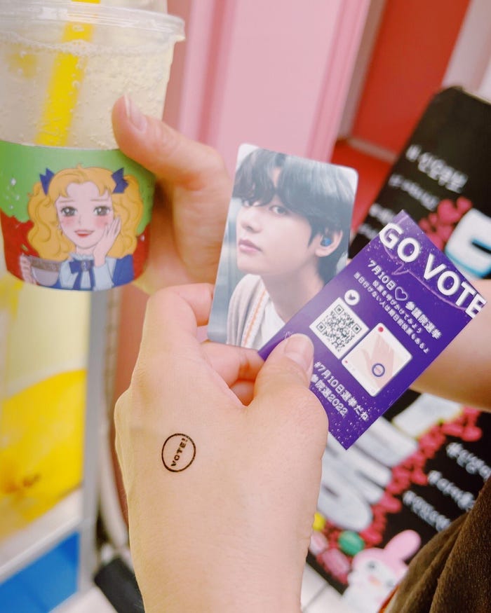 投票呼びかけで“映え写真”も新大久保ならでは(画像提供:投票認証ショットチャレンジ@vote_sticker710)