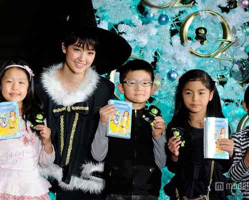 剛力彩芽、初のサンタコスプレ披露「20歳の私が言うのもなんですが…」