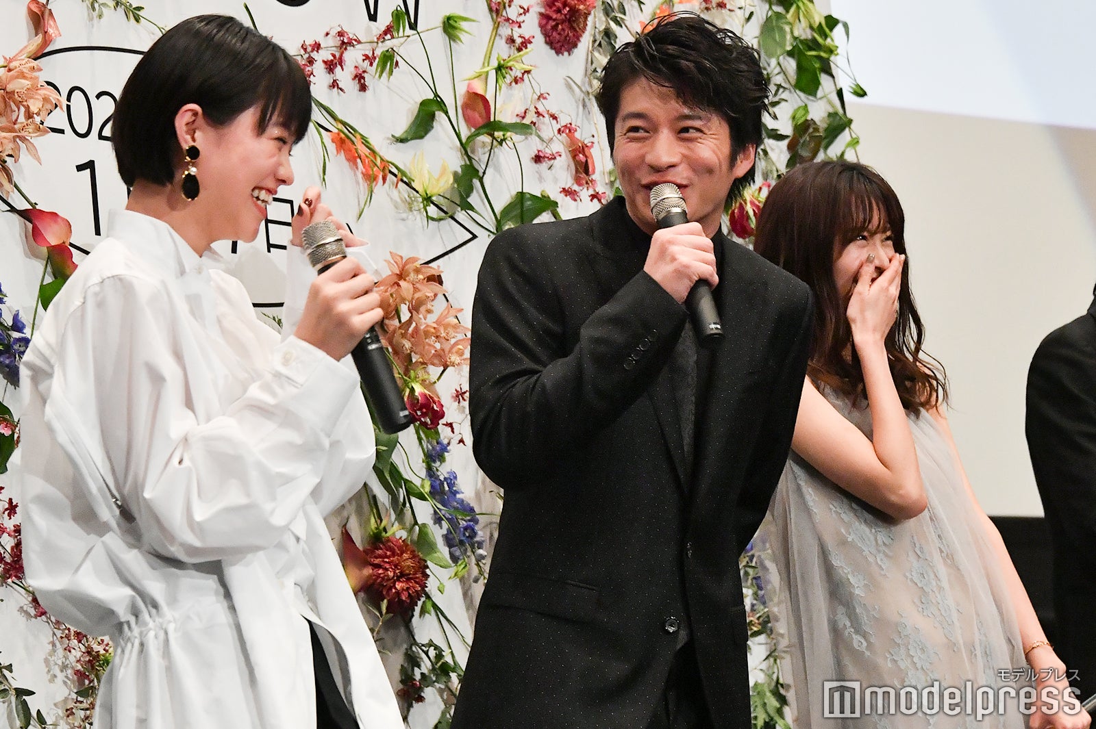 志田彩良の挨拶に「上手いこと言うね～」とタジタジな田中圭、そんな田中に爆笑する岡崎紗絵 （C）モデルプレス