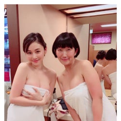 杉原杏璃&川村エミコ、バスタオル1枚で豊満バストがチラリ
