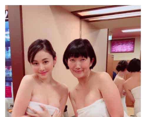 杉原杏璃&川村エミコ、バスタオル1枚で豊満バストがチラリ