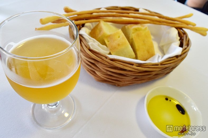 前菜のふかふかのパン