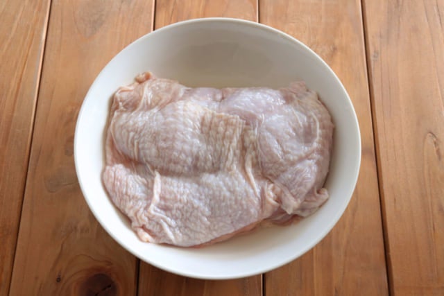 耐熱皿にのせた鶏もも肉