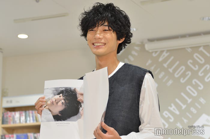 もう1つの表紙候補だった写真を見せる清原翔 (C)モデルプレス