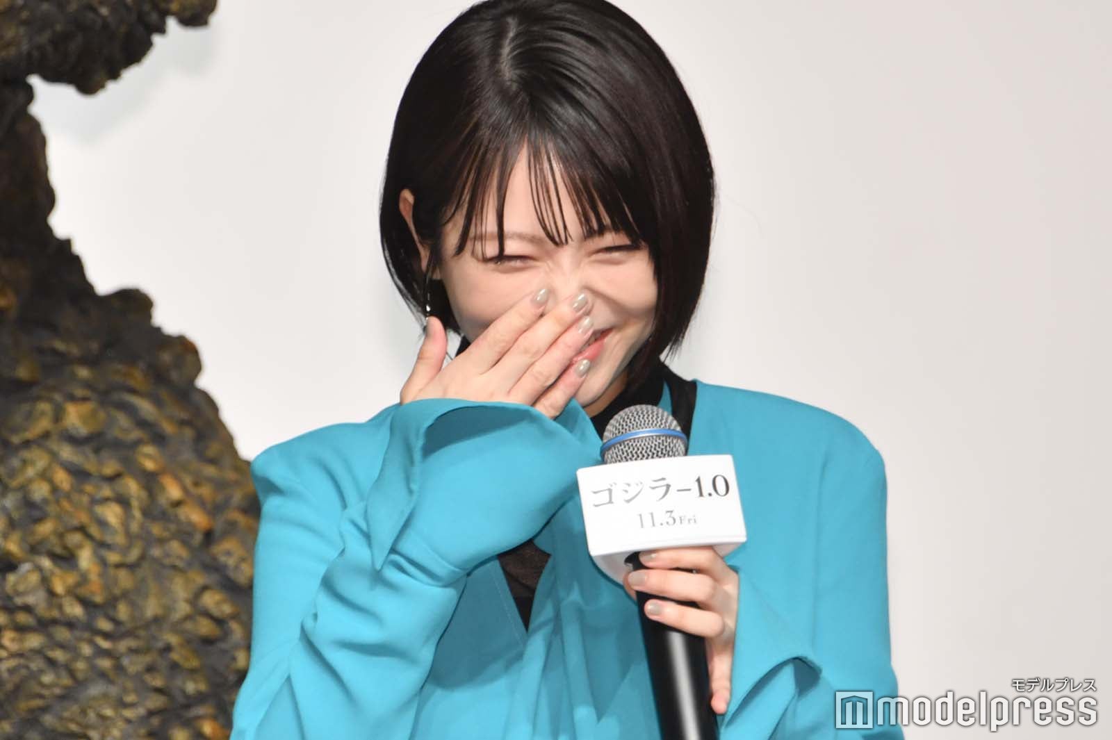 照れ笑いする浜辺美波（C）モデルプレス