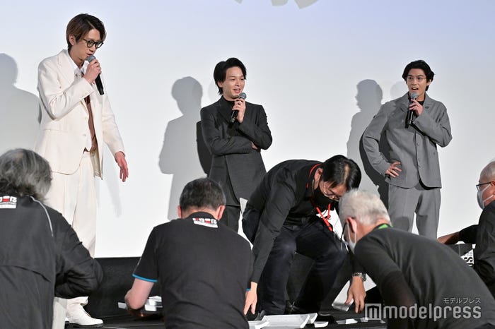 手早く瓦を片付けるスタッフを見守る江口拓也、中村倫也、賀来賢人(C)モデルプレス