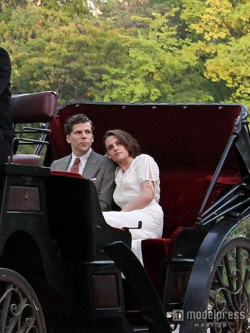 ロマンチックな馬車デートシーン。FameFlynet Pictures／Zeta Image