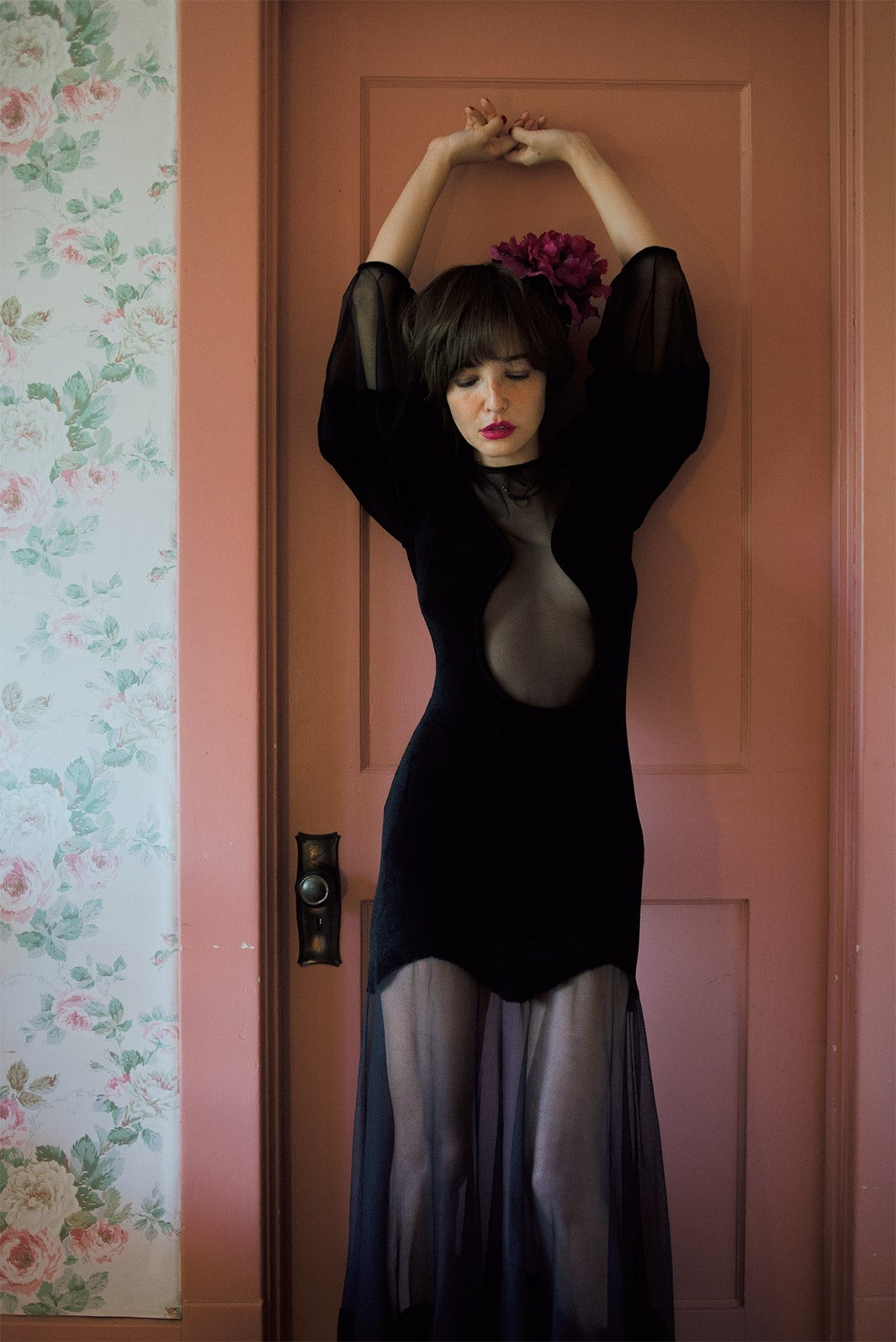 梨花、バストラインがちらり　妖艶肌見せドレス姿に惚れ惚れ