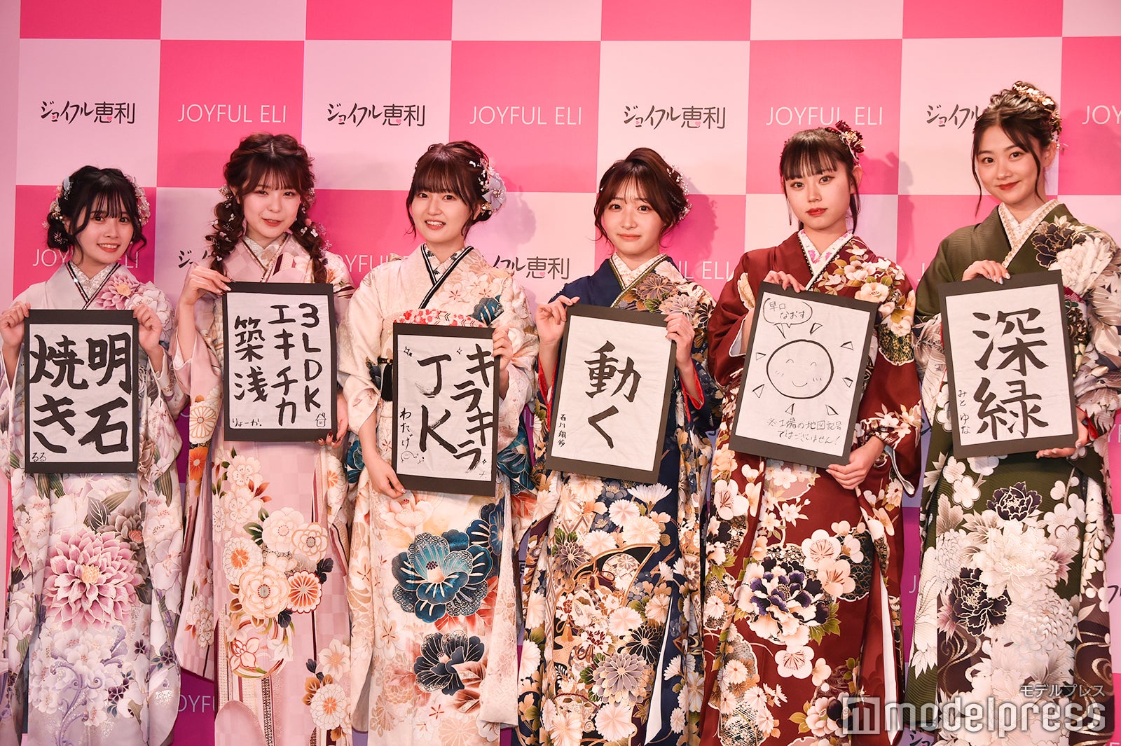 （左から）実熊瑠琉、折田涼夏、わたげ、石川翔鈴、本望あやか、みとゆなが書き初めを披露 （C）モデルプレス