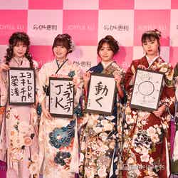 （左から）実熊瑠琉、折田涼夏、わたげ、石川翔鈴、本望あやか、みとゆなが書き初めを披露 （C）モデルプレス