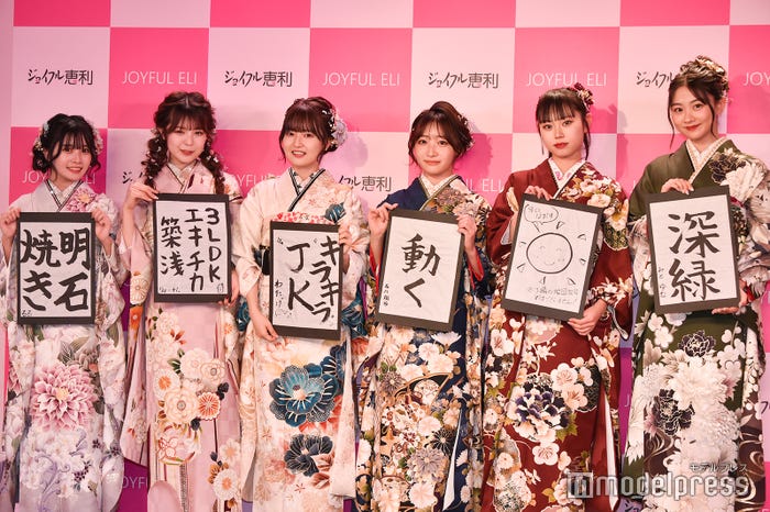 (左から)実熊瑠琉、折田涼夏、わたげ、石川翔鈴、本望あやか、みとゆなが書き初めを披露 (C)モデルプレス