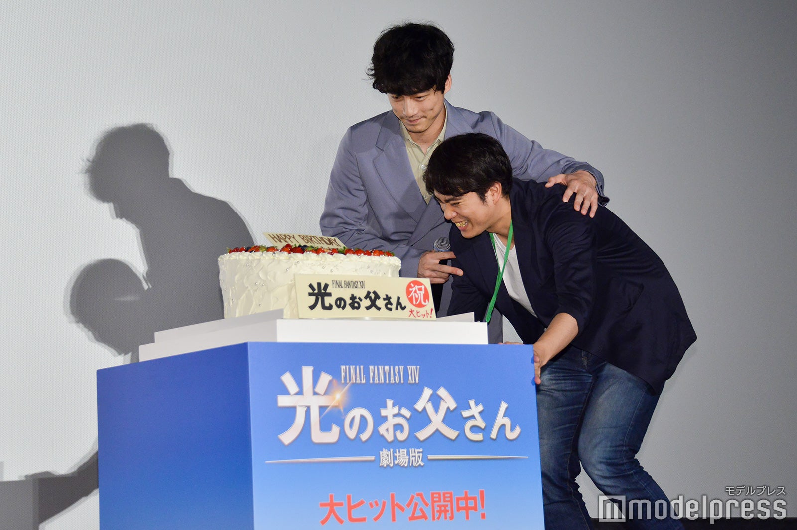 ケーキを運んできたスタッフを労う坂口健太郎 （C）モデルプレス