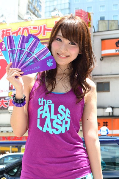 新マスカラ「ボリューム エクスプレス フォルス ラッシュ」日本上陸PRイベント会場で特製扇子を配布するキャンペーンガール