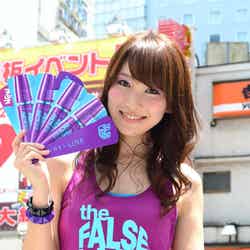 新マスカラ「ボリューム エクスプレス フォルス ラッシュ」日本上陸PRイベント会場で特製扇子を配布するキャンペーンガール