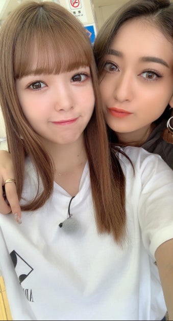 藤田ニコル、みちょぱと密着「私達ももう20代です」“ちょぱるん”2ショットに反響