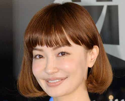 平子理沙、大胆ドレスで美バストチラリ 美貌キープの秘訣を明かす