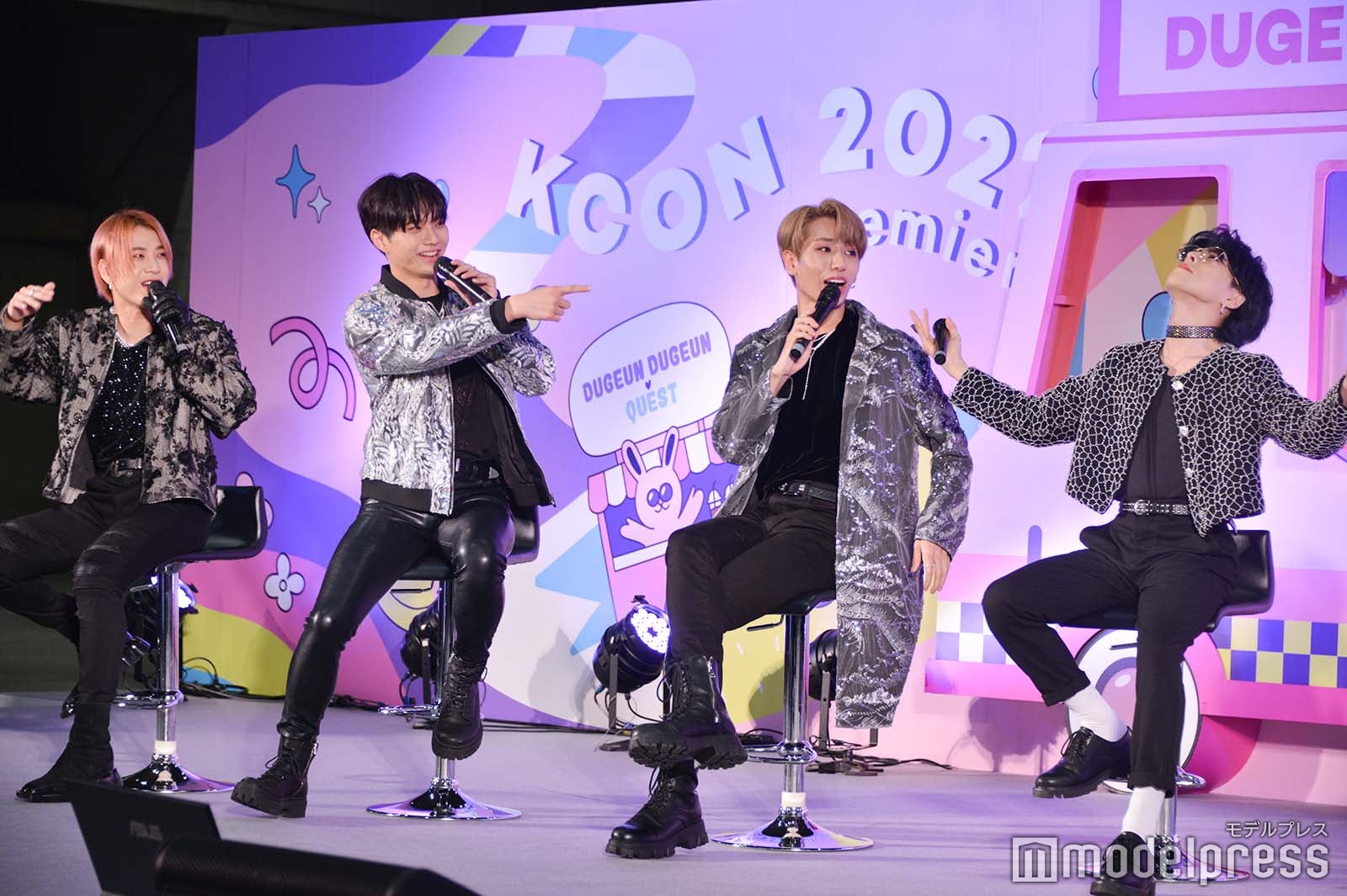 MCの絶賛を全身で受け止める佐野文哉 （C）モデルプレス