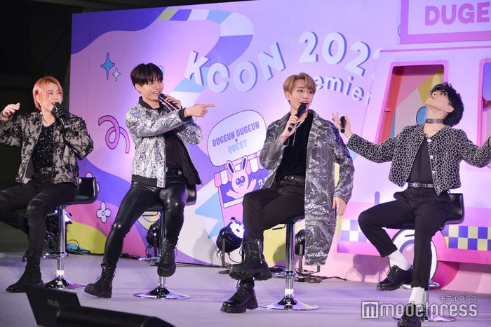 MCの絶賛を全身で受け止める佐野文哉 (C)モデルプレス