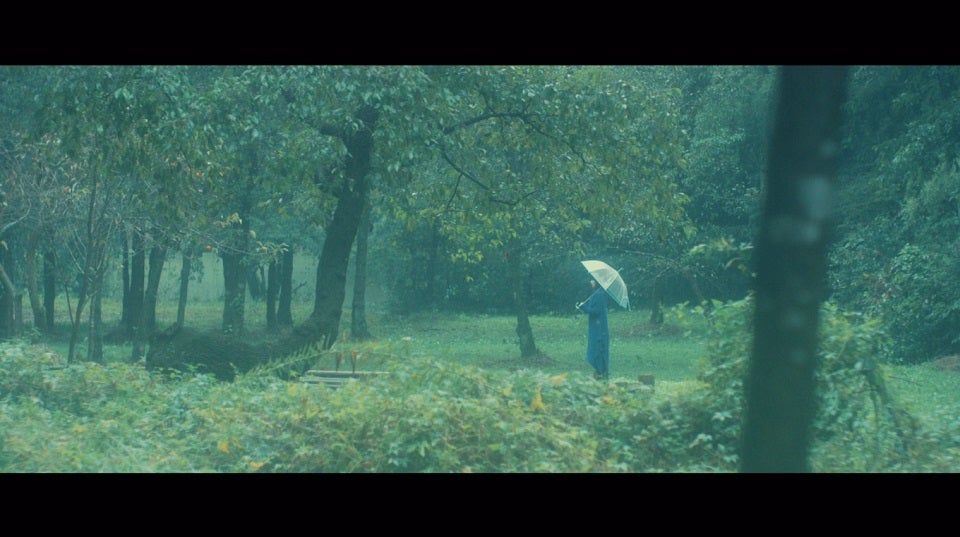 芳根京子／Little Glee Monster 『ヒカルカケラ』MVより（提供写真）