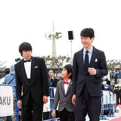 「第7回沖縄国際映画祭」でレッドカーペットを歩く（左から）ウーマンラッシュアワー・村本大輔、池田優斗、坂口健太郎