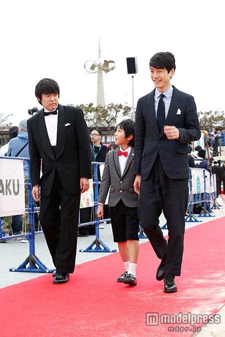 (写真左から)ウーマンラッシュアワー村本、池田優斗、坂口健太郎/映画「at Home」