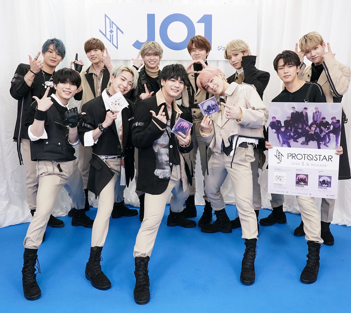 JO1（後列）與那城奨、金城碧海、白岩瑠姫、鶴房汐恩、大平祥生、佐藤景瑚（前列）木全翔也、川尻蓮、豆原一成、川西拓実、河野純喜（C）LAPONE ENTERTAINMENT 