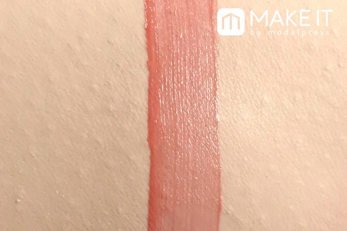 【セザンヌ】「ラスティンググロスリップ」“501 オレンジ系”使用 (C)メイクイット