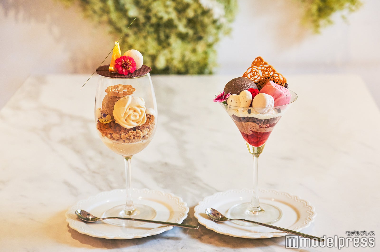 （左から）紅茶とアプリコットパフェ・ショコラローズパフェ（C）モデルプレス