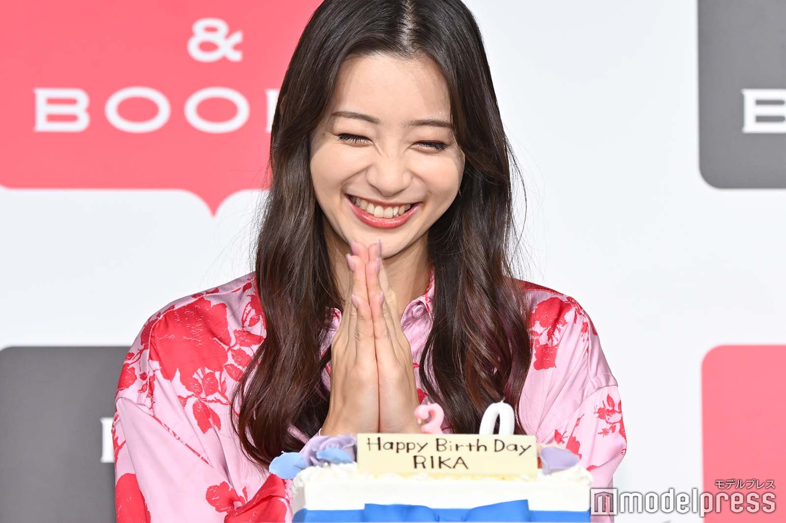 バースデーケーキに喜ぶ足立梨花（C）モデルプレス