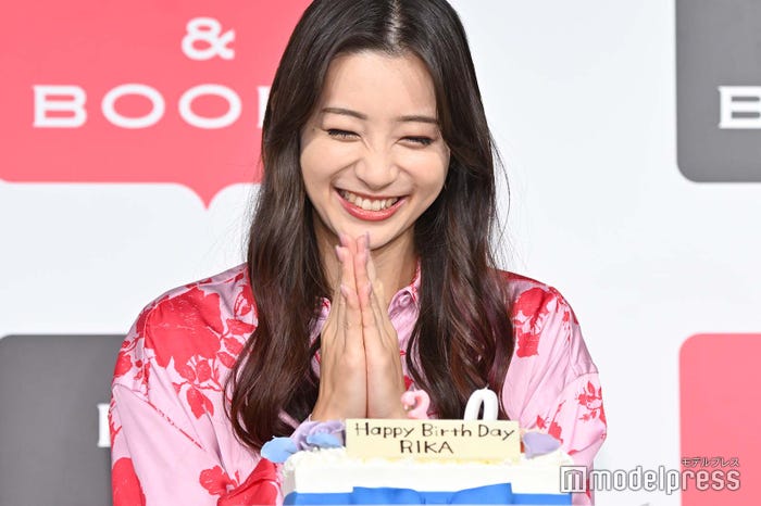 バースデーケーキに喜ぶ足立梨花(C)モデルプレス