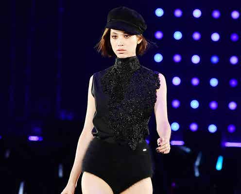 水原希子、ショーツ姿で美脚あらわ SEXYブラックコーデで圧倒<TGC2016 A/W>