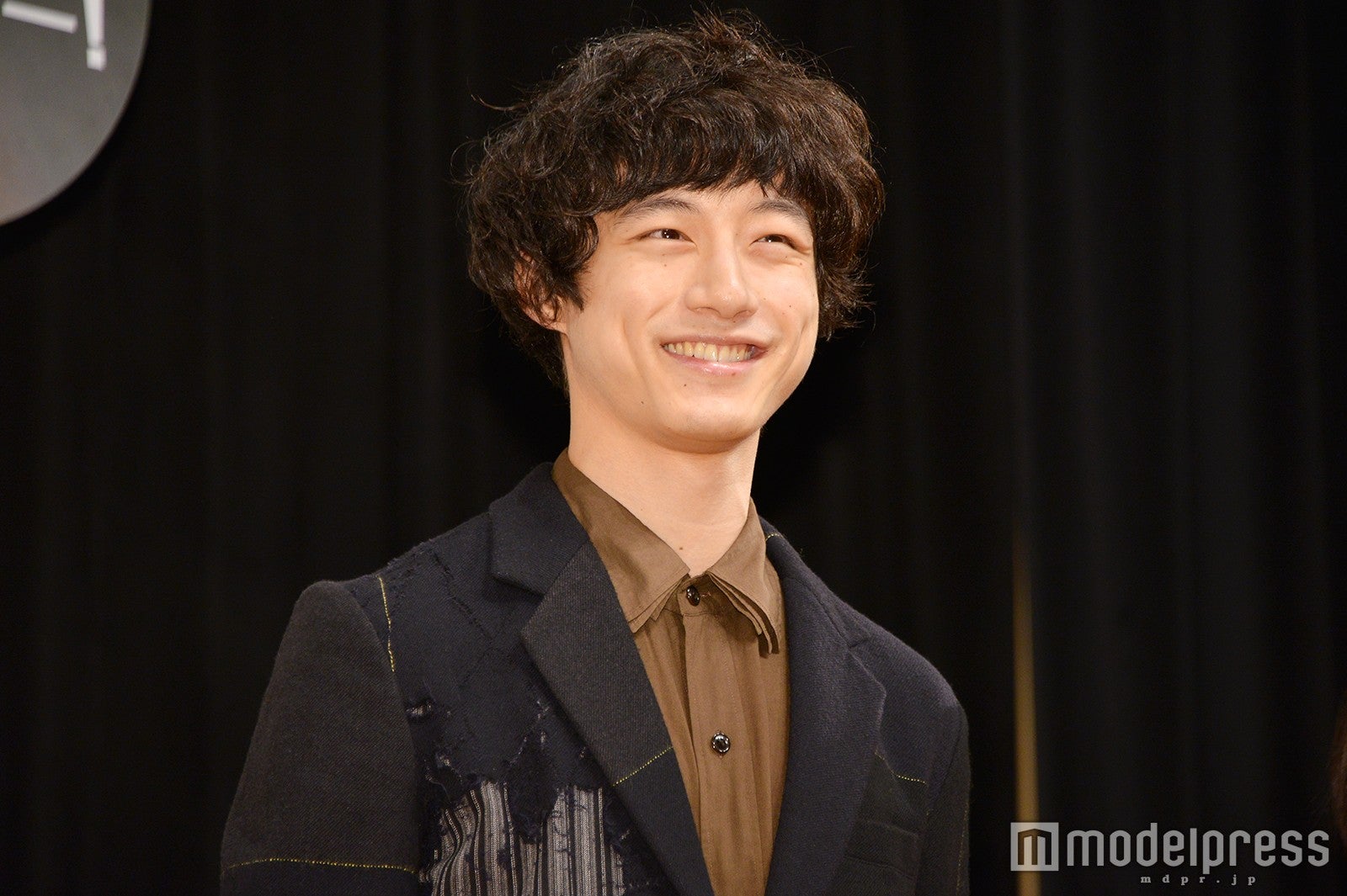 坂口健太郎、共演者も驚く大歓声に“塩スマイル”返し 「似てる」説には納得いかず？