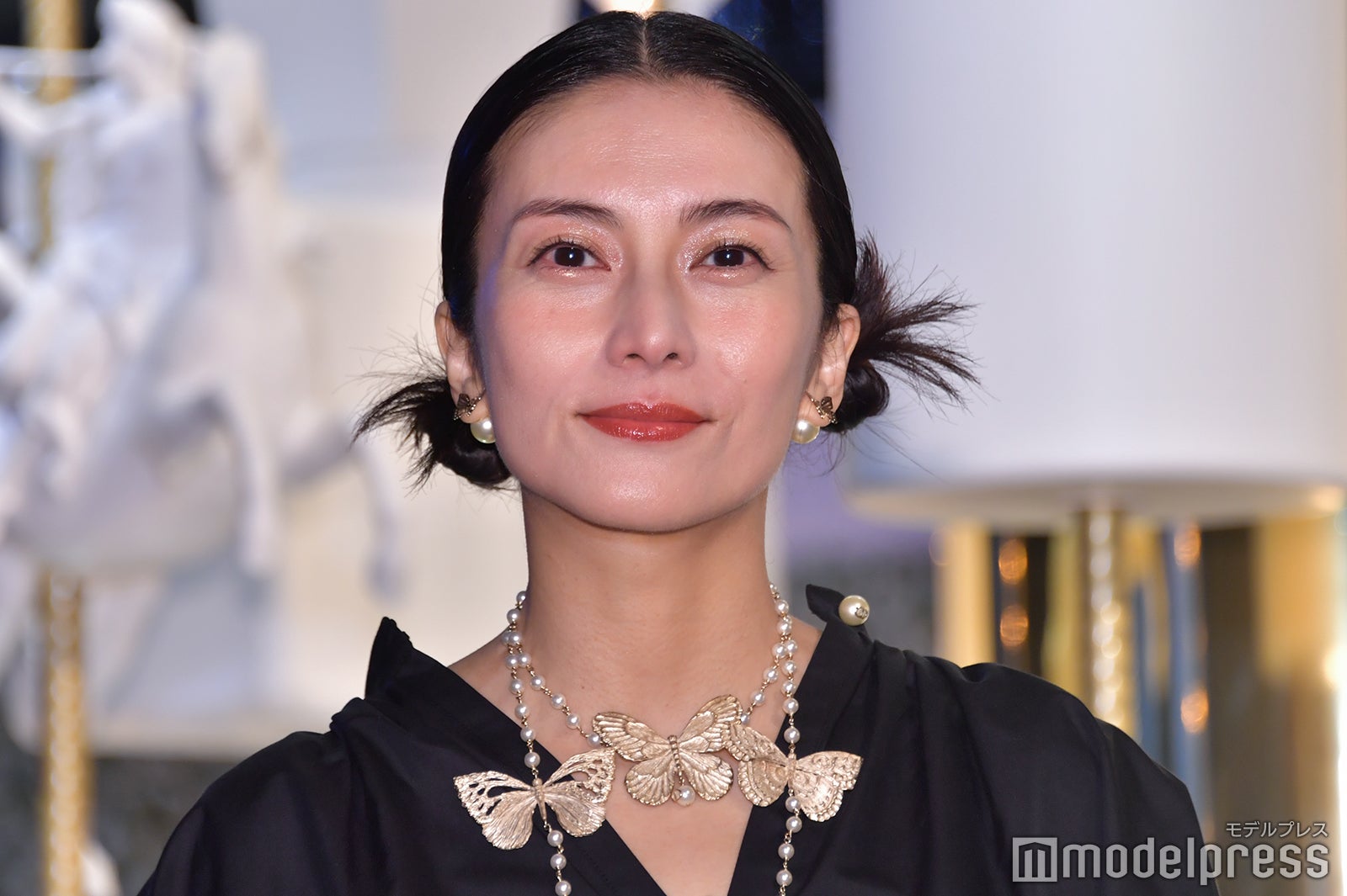 柴咲コウ、大ぶり蝶ネックレスでゴージャスな装い デビュー25周年の節目に抱負＜ディオール ガーデン オブ ドリームズ＞