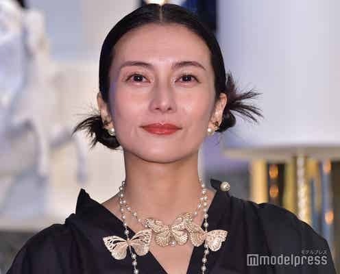 柴咲コウ、鍛え上げた肩甲骨披露 トレーニング中ショットに「ストイック」「後ろ姿も美しい」の声