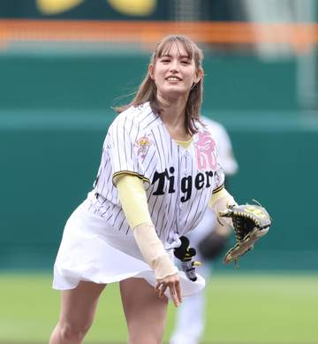 一夜明けても反響やまず「半端ないな 妖精やん」「トラの女神誕生」 慶大卒の才媛が甲子園で始球式 知性と色気に「天は2物を与えちゃってるよね」