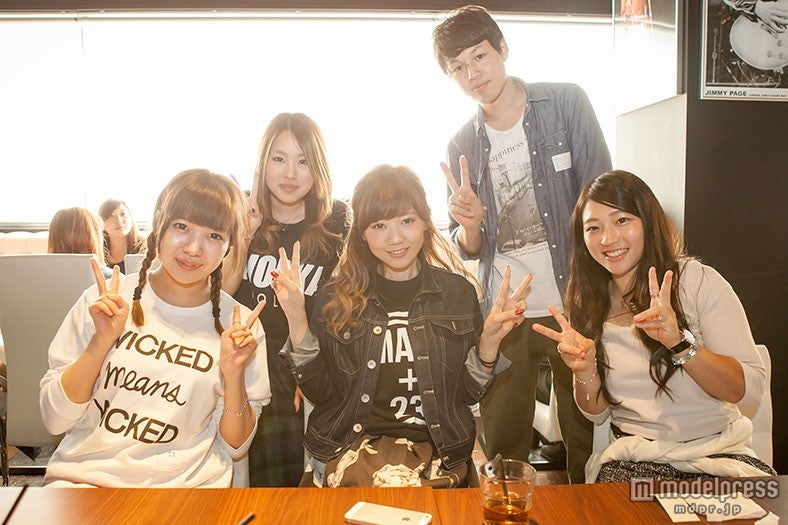 ファンとともに記念撮影しているMACO