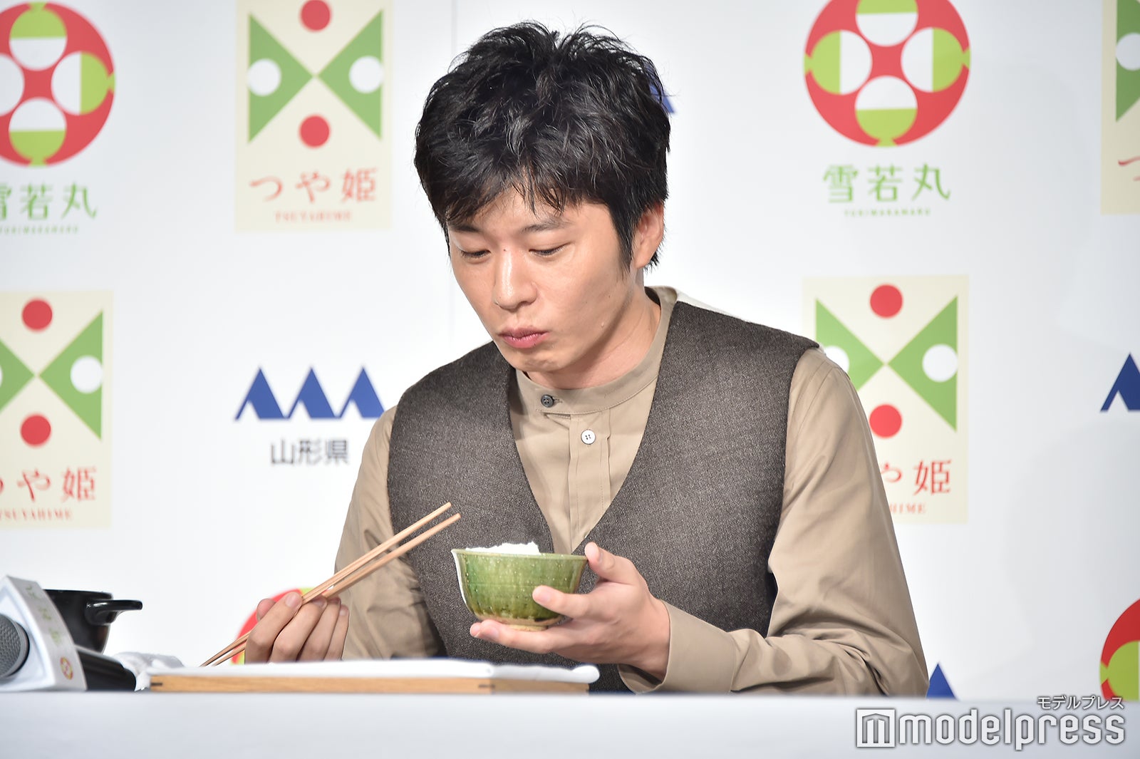 米を味わう田中圭（C）モデルプレス