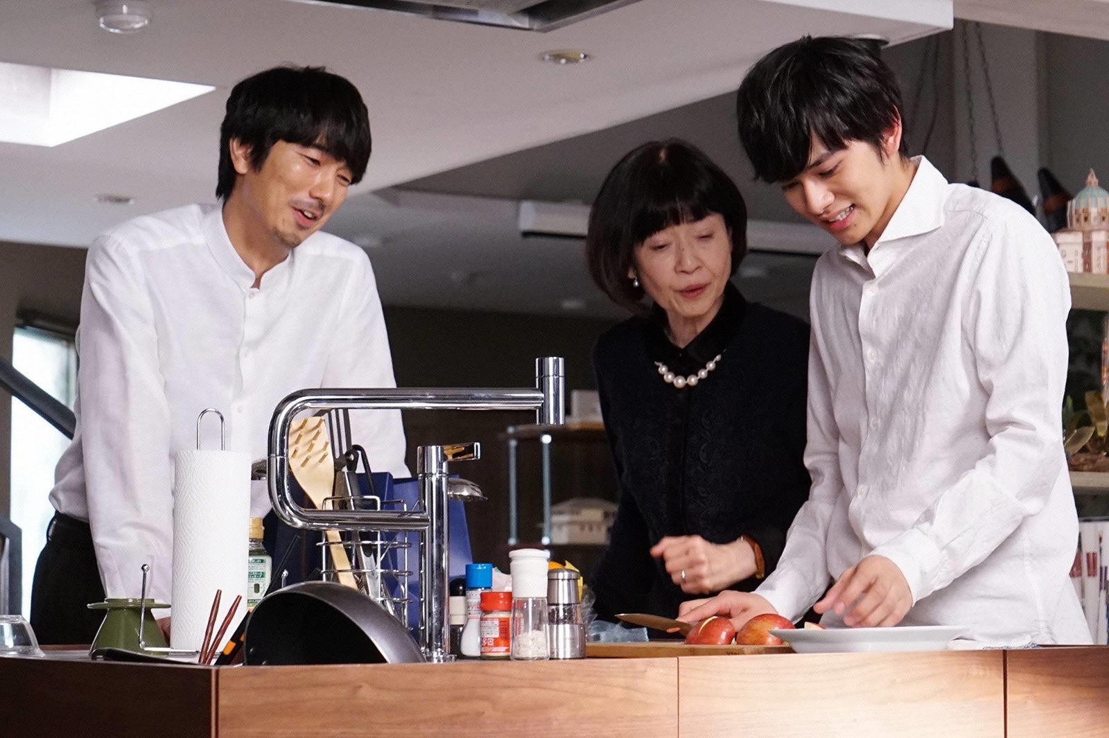 北村匠海、田島令子、眞島秀和／「隣の家族は青く見える」最終話より（C）フジテレビ