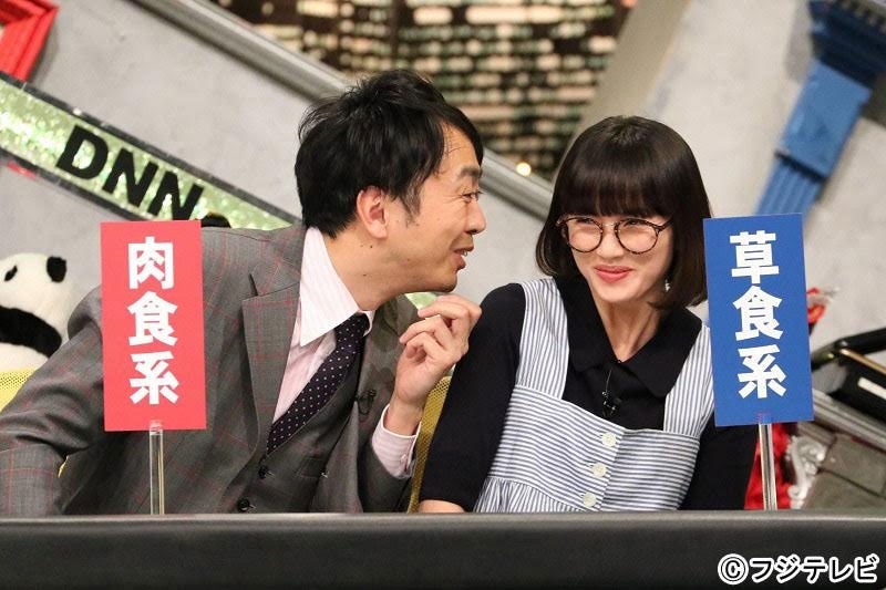 （左から）田中卓志、臼田あさ美／画像提供：フジテレビ