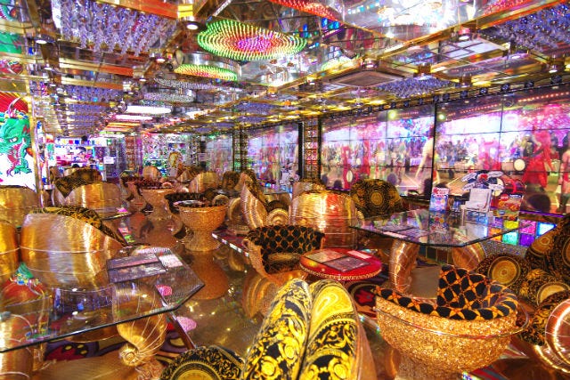 東京観光は今“歌舞伎町”が新しい!最新VR施設、ホストの本屋…注目スポット7選