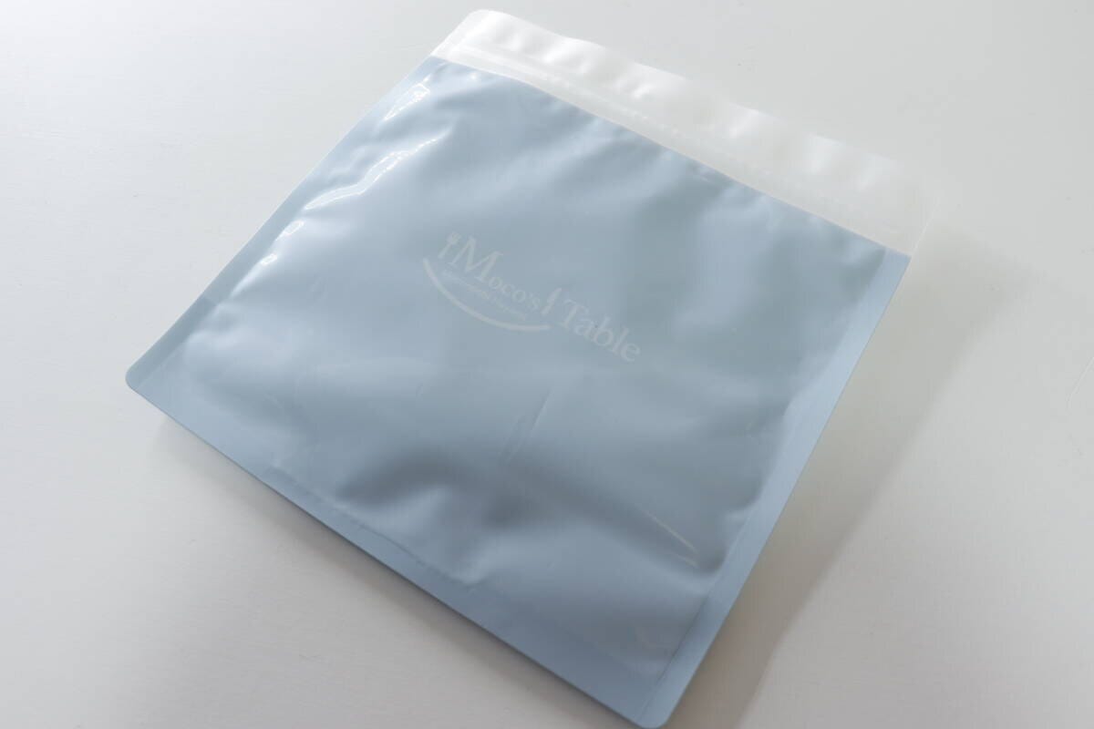 水色の保冷剤付ジップバッグ本体。「Moco