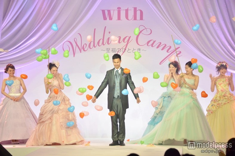 左から野崎萌香、宮田聡子、ユージ、青野楓、平野由実、垣内彩未